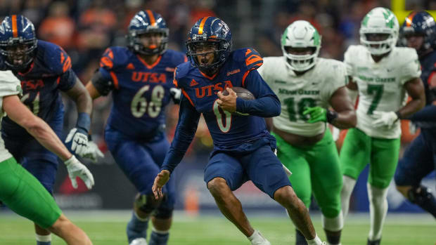 Dec 2, 2022; San Antonio, Texas, USA; UTSA Roadrunners quarterback Frank Harris (0) runs the ball in the first half against the North Texas Mean Green at the Alamodome.